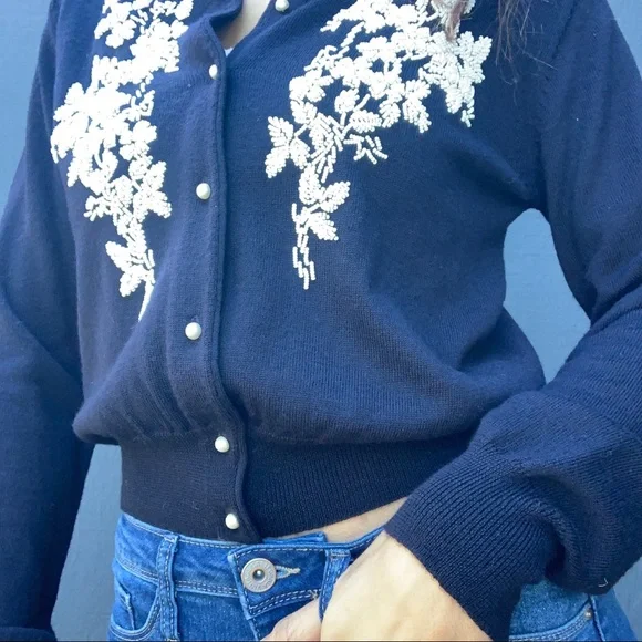 SOLD!!Ann Taylor beaded cardigan Sz M - Picture 6 of 6